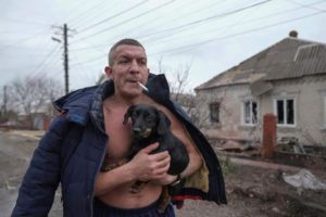 hombre lleva su perro ucrania